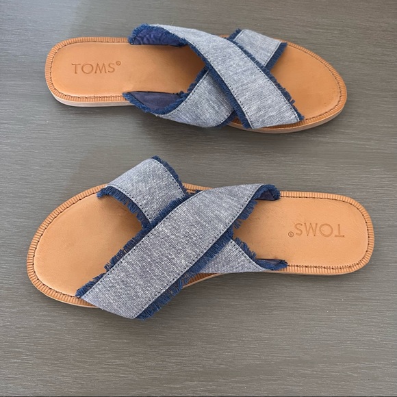 TOMS Viv Fringe Flat Sandals - Picture 5 of 7